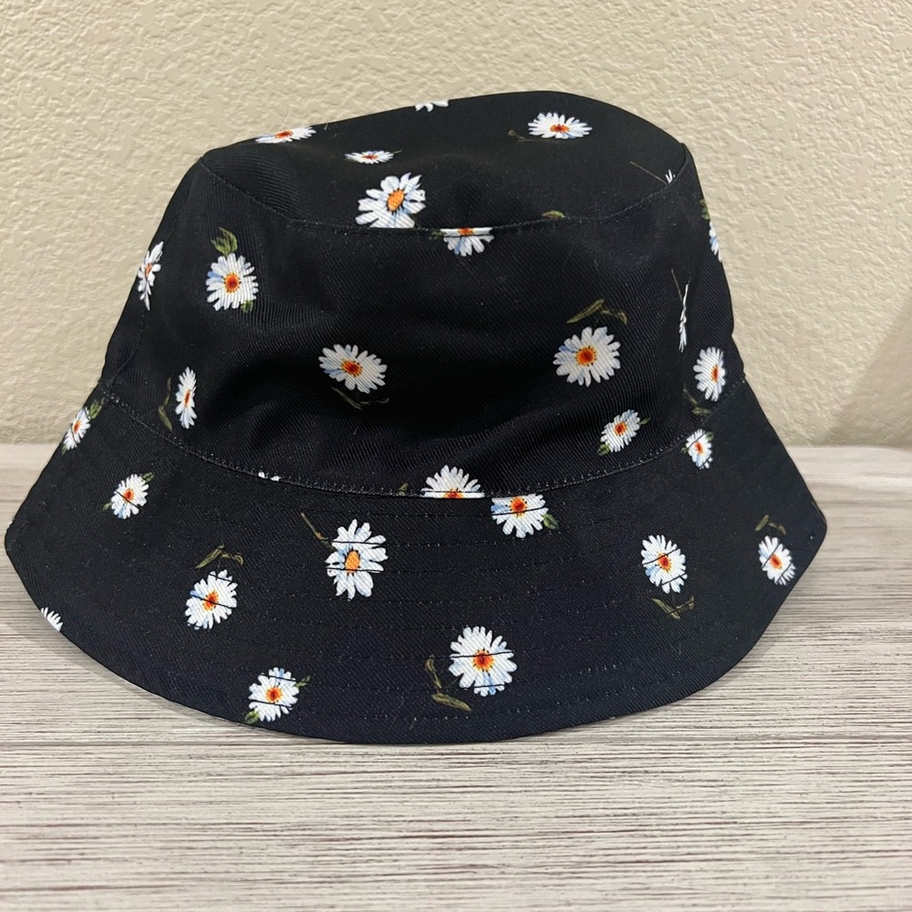 Alice + Olivia Black Daisy Bucket Hat NWOT